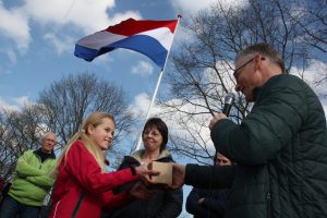 Jacques van Loevezijn overhandigd een plantertje tijdens boomfeestdag 2016 Raalte